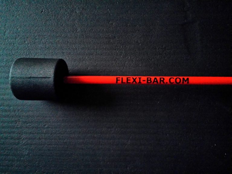 ein roter Stab mit einer schwarzen Endkappe, auf einer Yogamatte