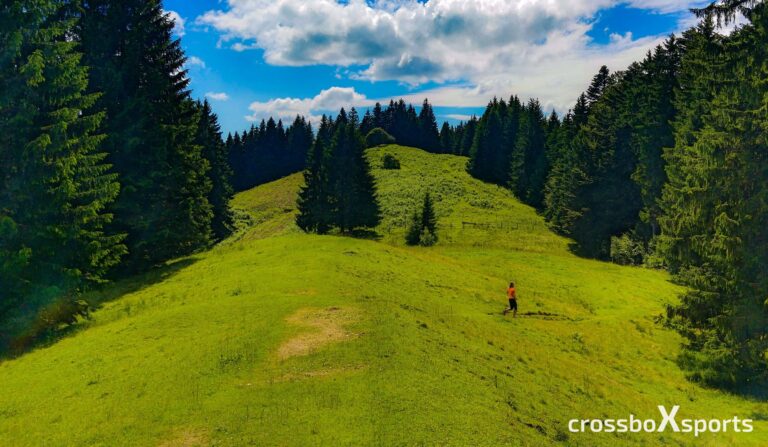 trail-running-bergab-blauer-Himmel-allgaeu