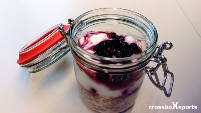 Haferbrei-im-Glas-mit-Beeren