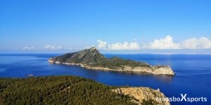 Insel in form eines liegenden Drachens umgeben von blauem Wasser