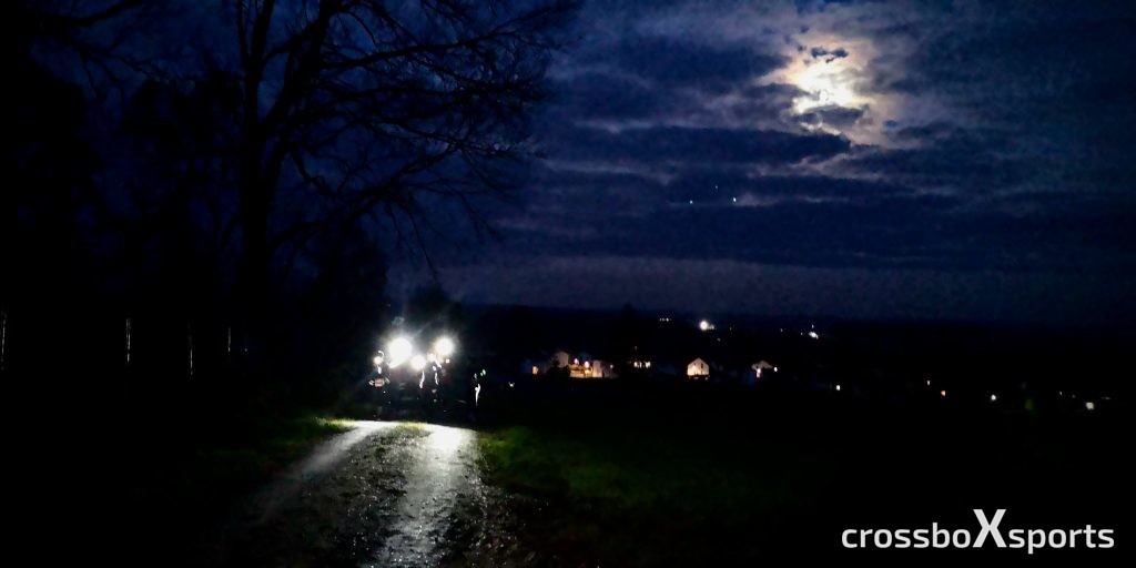 Läufer-Strinlampe-Vollmond-Wolken
