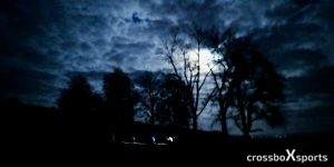 Läufer-Stirnlampe-Vollmond-dunkle Bäume